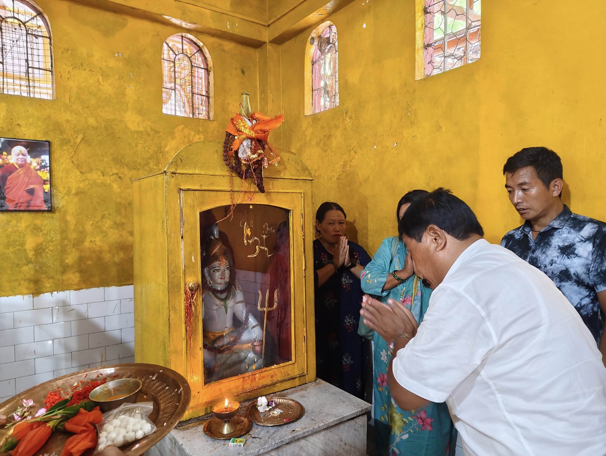 Read more about the article जी.एम. लेप्चाद्वारा रोलु मन्दिरको दर्शन र पूजा अर्चना