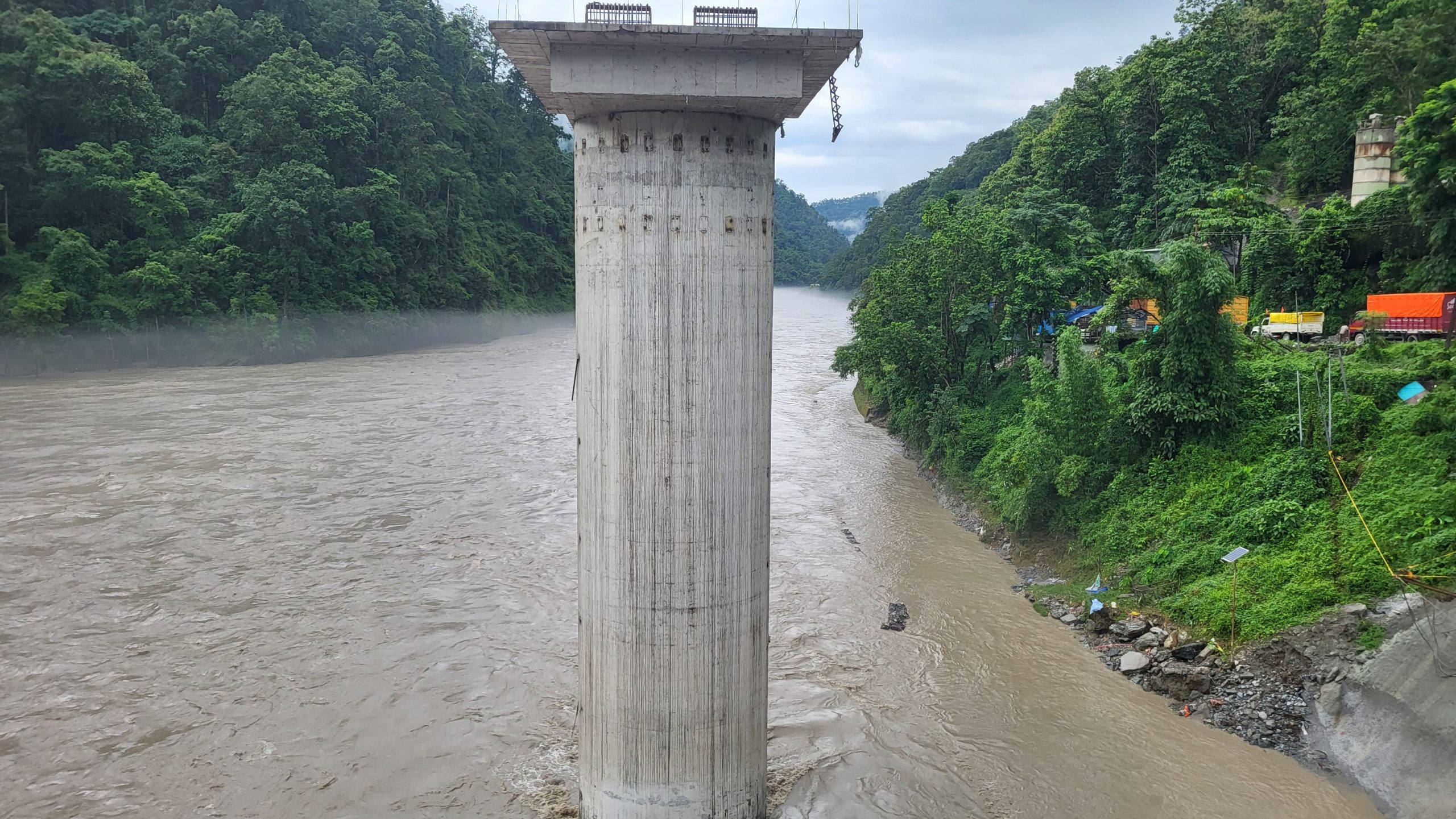 Read more about the article टिस्टामा जलस्तर बढ्दा एनएच-10 मा आवागमन ठप्प