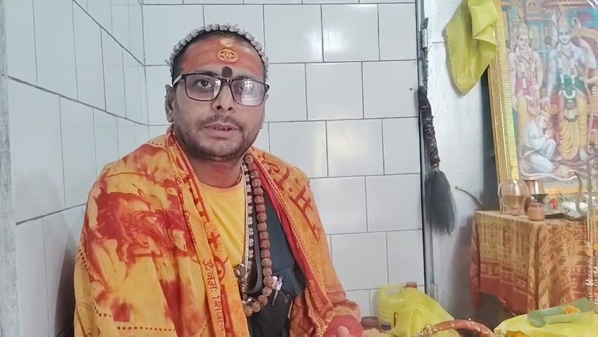 Worship begins at the Shiva temple on Hom Danda